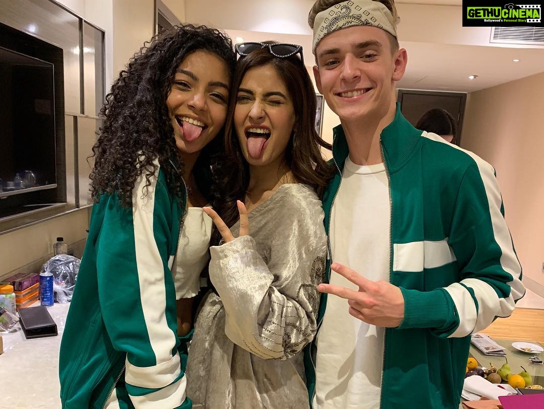 Karishma Sharma Instagram - One Band, 19 Countries 🙀 @nowunited A Powerhouse of this super Talented Clan. 💫💫💫💫 JW Marriott Hotel Sahar