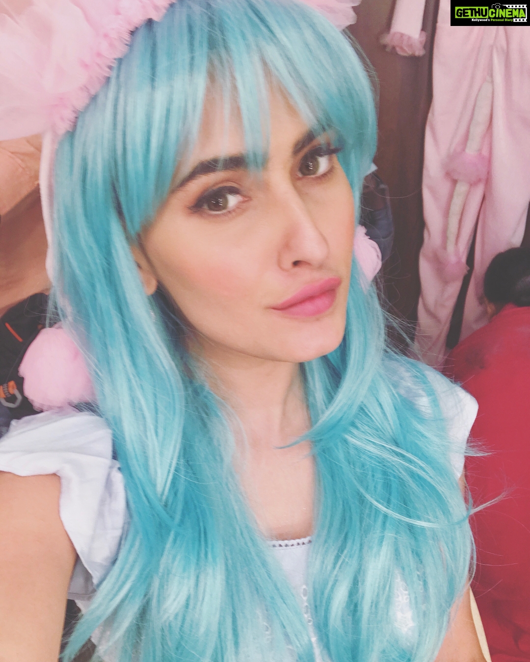 Karishma Sharma Instagram - Everyday is a new experience on this set, everyday I get to live a new person and it’s the best part of being a part of this show. I want to thank everyone who’s a part of this show. Guess what I’m playing here today??