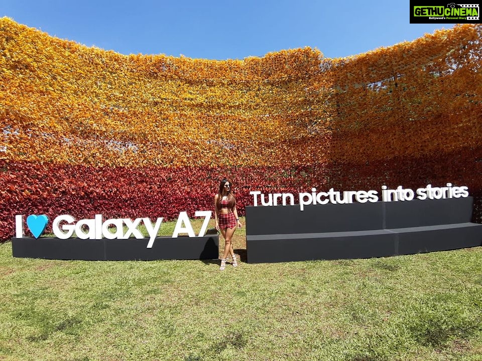Karishma Sharma Instagram - Isn't it an OMG moment?? Here I am. Ready to take on the #TurnPicturesIntoStories challenge. And I just turned a Great picture into a Grand story using the Ultra Wide-Angle lens of the new #GalaxyA7. @atulkasbekar