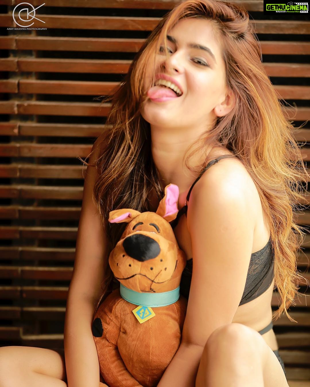 Karishma Sharma Instagram - One two three four. I declare a tongue war. 🤪🤪🤪🤪😎 Clicked by @amitkhannaphotography Styled by @prashantmangasuli Makeup and hair by @radiowala.nilofer11 Publicist @nidhig14