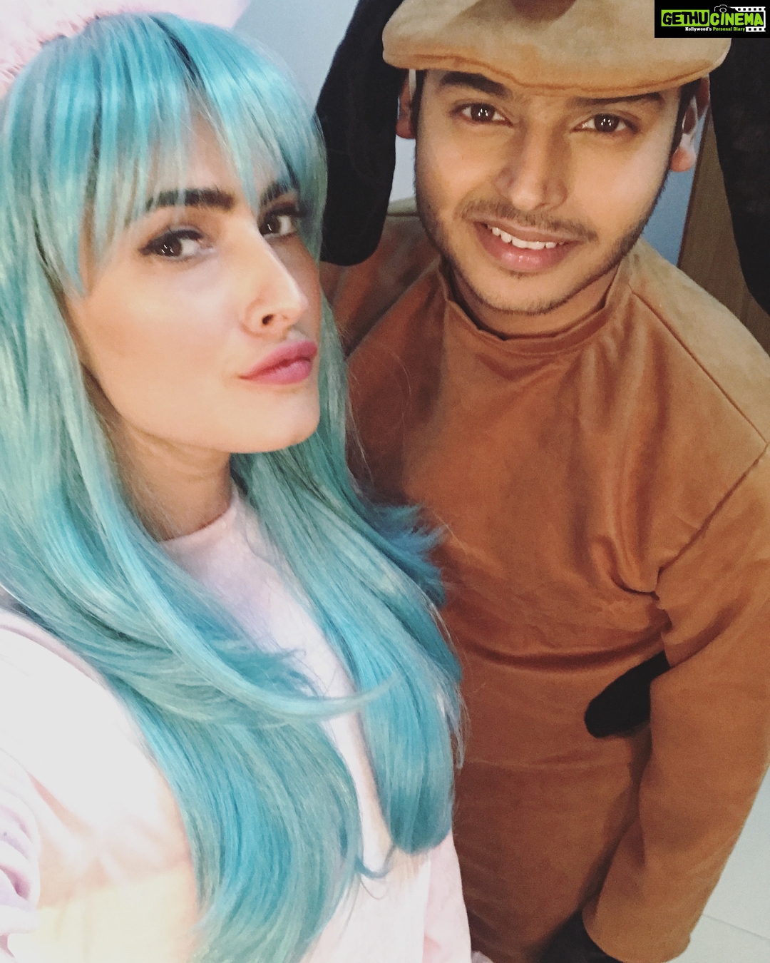 Karishma Sharma Instagram - Everyday is a new experience on this set, everyday I get to live a new person and it’s the best part of being a part of this show. I want to thank everyone who’s a part of this show. Guess what I’m playing here today??