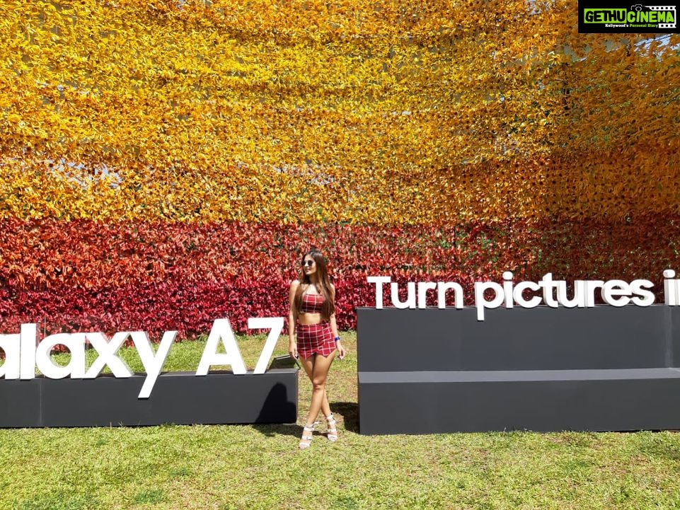 Karishma Sharma Instagram - Isn't it an OMG moment?? Here I am. Ready to take on the #TurnPicturesIntoStories challenge. And I just turned a Great picture into a Grand story using the Ultra Wide-Angle lens of the new #GalaxyA7. @atulkasbekar