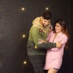 Karishma Sharma Instagram - Here’s a peak into the love and laughter of #Galatfehmiyaan promotion day 🤓☺️ Goooo watch our video now. Stream it now only on @tips @youtubeindia @kumartaurani @tanujvirwani Shot by @social_scoopco Makeup by @makeupbykhushikhivishra Hair by @hairstylist_arifayadav Styled by @prashantmangasuli ❤️ Singer: @imbandish Music Director: @shamir.tandon Lyrics: @sameeranjaanofficial Director: @maalu317 Singer: @imbandish