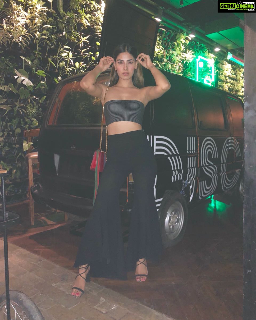 Karishma Sharma Instagram - About last night and thank you to all my cuties ❤️ @aishwarya_nayak_photography @twinklegupta6 😘😘