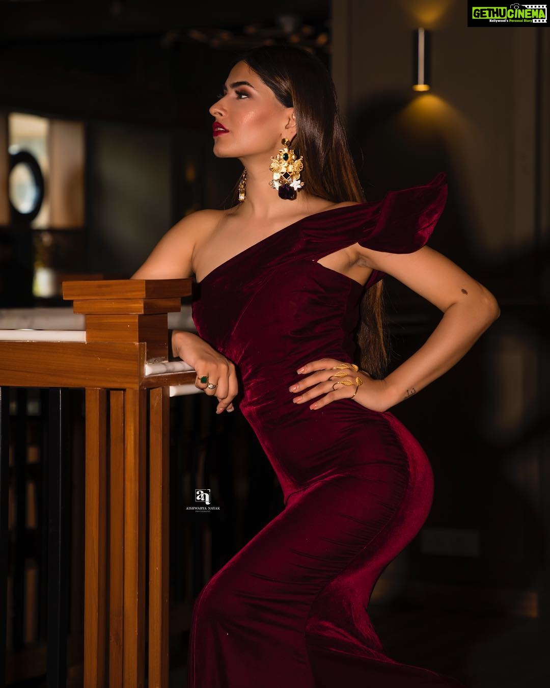 Karishma Sharma Instagram - Shot by @aishwarya_nayak_photography Styled by @prashantmangasuli Jewellery by @azotiique