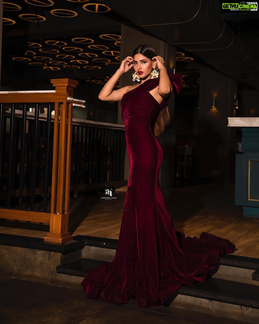 Karishma Sharma Instagram - πΊπ» shot by @aishwarya_nayak_photography Styled by @prashantmangasuli Jewellery by @azotiique Location - Moonshine Cafe Moonshine Cafe & Bar Andheri