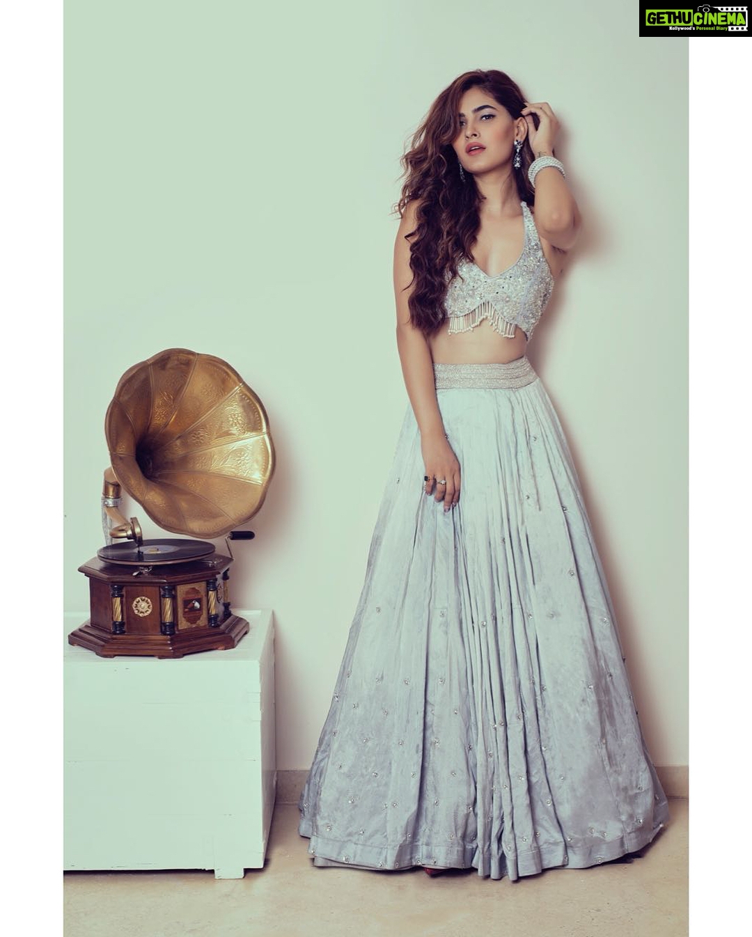 Karishma Sharma Instagram - The thing about being vintage is that it never goes out of fashion. Styled by @simrankhera5 Designer @kirtiagarwal_varsha Jewellery by @diosajewels Photographed by @anurag_kabburphotography