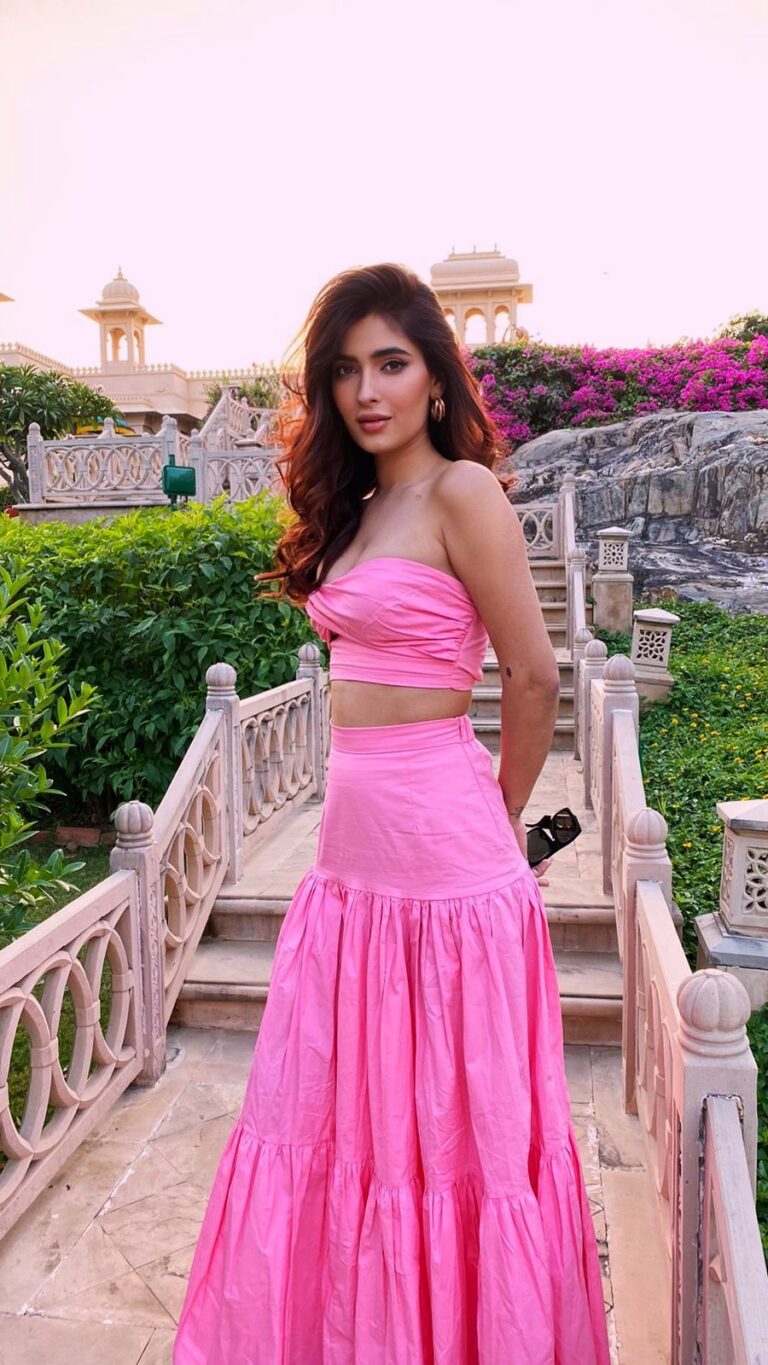 Karishma Sharma Instagram - Tried something new this time, I’ve been wanting to try GRWM videos for the longest time and I finally made one!! Should I make this a series? What do y’all think? #grwm #fashion #fashionreel #ootd #aesthetic #karishmasharma #explorepage #explore