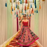 Karishma Sharma Instagram – Every wedding most asked question these  days, beta Tu kab 🙄🤣

Aunty Ranbir Kapoor jaisaaa ladka mil jegaaaa TAB 🤓
