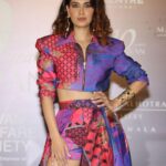 Karishma Sharma Instagram – Congratulations to @azmishabana18  ji and @manishmalhotra05 for 10 years of #mijwan 

What a show ⭐️⭐️💫

Wearing @manishmalhotra05 
Makeup by @makeupbykhushikhivishra 
Hair by @arifayadav_makeyougorgeous 
Earrings @minerali_store
Handcuffs @kasha_bali