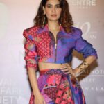 Karishma Sharma Instagram – Congratulations to @azmishabana18  ji and @manishmalhotra05 for 10 years of #mijwan 

What a show ⭐️⭐️💫

Wearing @manishmalhotra05 
Makeup by @makeupbykhushikhivishra 
Hair by @arifayadav_makeyougorgeous 
Earrings @minerali_store
Handcuffs @kasha_bali