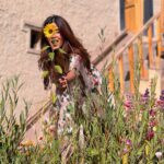 Karishma Sharma Instagram – Sending you your daily dose of sunshine with lots of sunflower 🌻 

Two of my friends and my favourite combo 😍