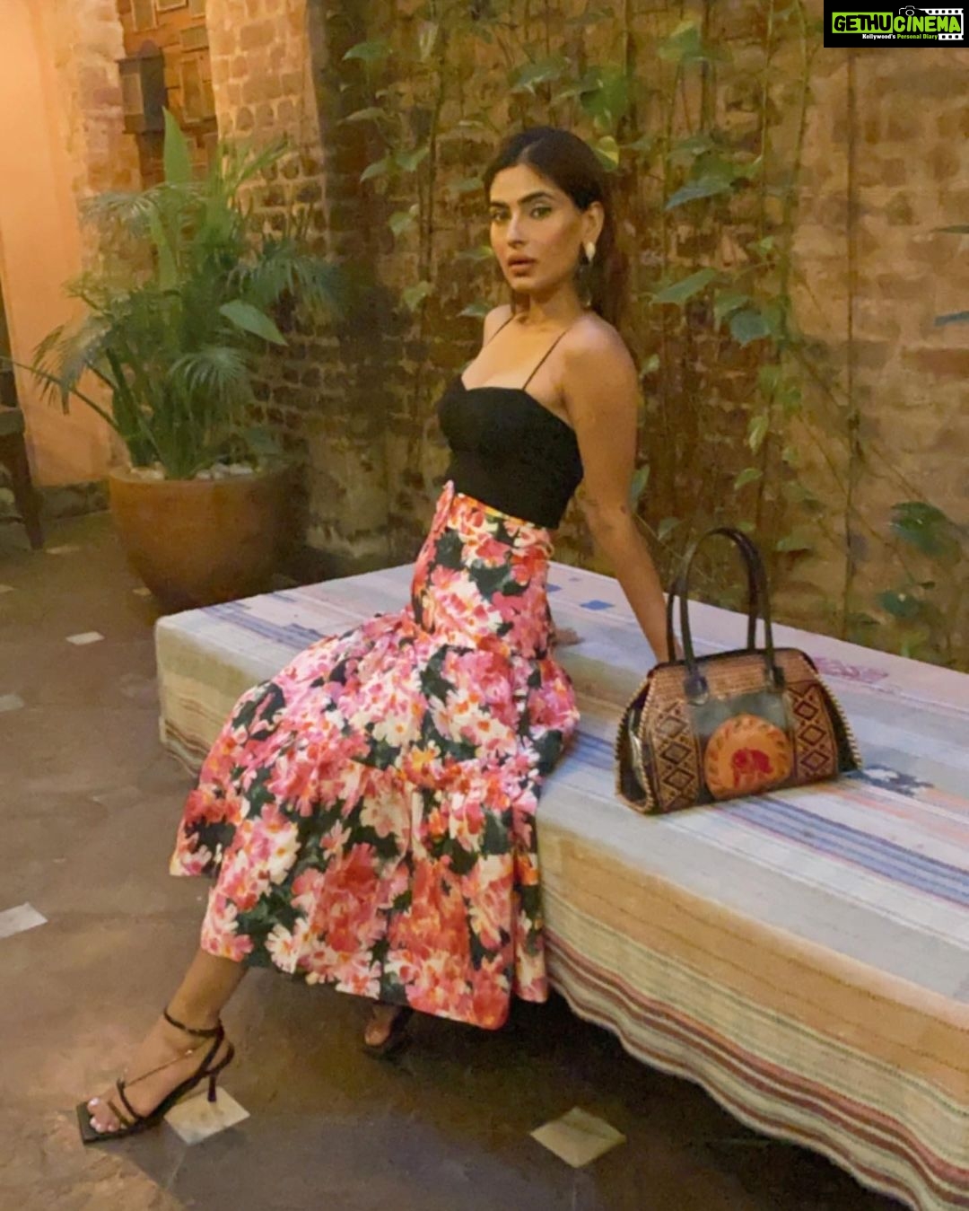 Karishma Sharma Instagram - Bengali food and kolkata is one of my favourite vibe ever 💕🤓