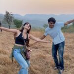 Karishma Sharma Instagram - BTS of khushi at Panchshet ( first schedule) w @karishmasharma22 ( Sha…(shhh) ) हमारे आस पास रहो और ना नाचो ऐसा हो नही सकता । After 17 days of hardcore mehnat we finish a project which is going to stay close to us for a long time . हमें जो ख़ास मिले इस दौरान वो अपने ही रहेंगे अब - @artrepreneur.khan @beingbombay @vishesh_yadav( you recorded this btw ) @soul_sunny10 @desiboychronicles @rishabhsawhneyyyy @periperifreyy @purvification @ayazkhaninsta