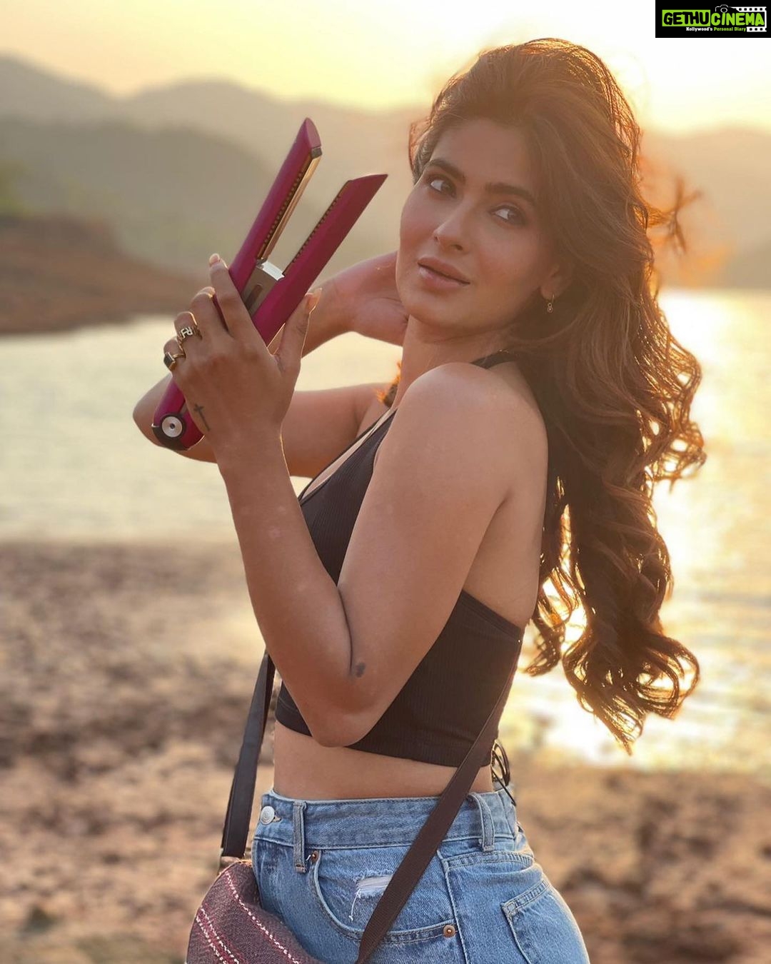 Karishma Sharma Instagram - What’s better than being able to touch up your waves at the beach? 🤷🏻♀️ Dyson Corrale is cordless, travel friendly and does less heat damage- all in one! @dyson_india #DysonIndia#DysonHair#DysonCorrale#Freegift Campaign by @adzione
