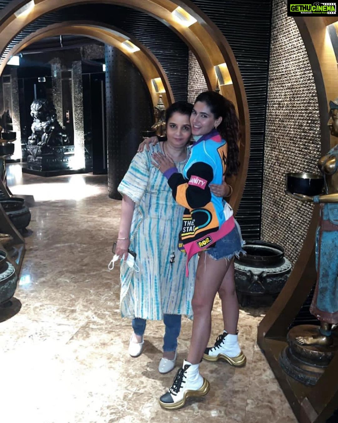 Karishma Sharma Instagram - Wandering and bonding with my Queen MamaBear in Dubai. Super Grateful for this one. 💫💫💚
