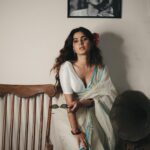 Karishma Sharma Instagram - Taqdeer mein aansu the, fitrat mein hasi, heroine banne aayi thi, khud cinema ban gayi “, A life lived for other lives, Gangubai was an enigma a Phoenix who was reborn from the ashes of that innocent girl from Kathiawad. As a woman I just couldn’t stop myself from whistling and clapping for her. You might not know but even till today in those Red rooms and Brothels hangs a picture on the walls of a Woman dressed in White…..yes Ofcourse She is her! Not there physically but still there telling all her fellow women “Izzat se jeene ka, kisi se darne ka nai, na police se, na MLA se, na mantri se, nahh**wo se. kisi ke baap se nahi darne kaa.” Living that Life she could have easily fled away and could have had her own life like she wanted but she had other plans and rather than starting her own family and life she made the 4000 women of Kamathipura her family and until her last breath she did what she committed to the younger version of herself. Shot by @anannyaj_s Makeup @makeupbykhushikhivishra
