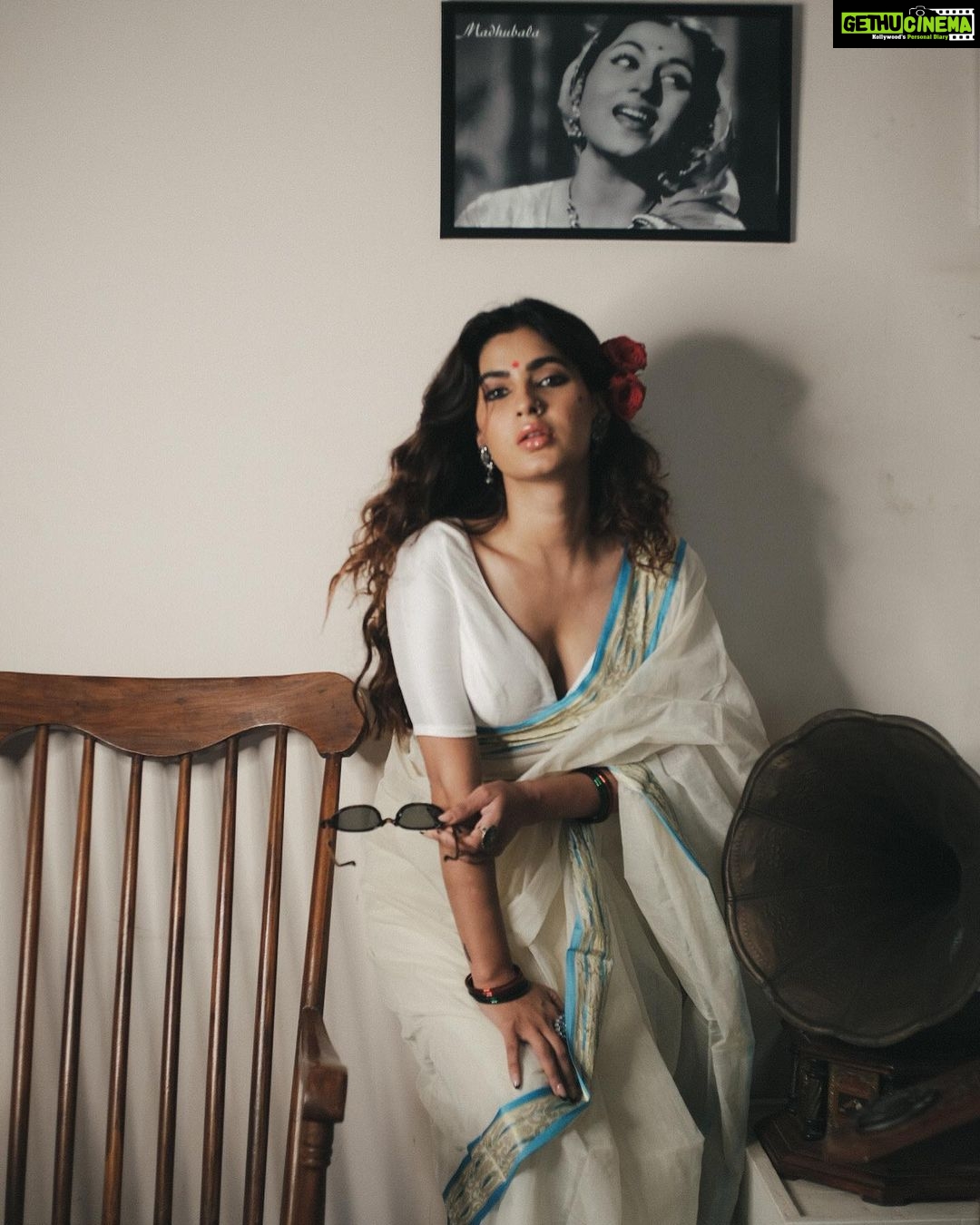 Karishma Sharma Instagram - Taqdeer mein aansu the, fitrat mein hasi, heroine banne aayi thi, khud cinema ban gayi “, A life lived for other lives, Gangubai was an enigma a Phoenix who was reborn from the ashes of that innocent girl from Kathiawad. As a woman I just couldn’t stop myself from whistling and clapping for her. You might not know but even till today in those Red rooms and Brothels hangs a picture on the walls of a Woman dressed in White…..yes Ofcourse She is her! Not there physically but still there telling all her fellow women “Izzat se jeene ka, kisi se darne ka nai, na police se, na MLA se, na mantri se, nahh**wo se. kisi ke baap se nahi darne kaa.” Living that Life she could have easily fled away and could have had her own life like she wanted but she had other plans and rather than starting her own family and life she made the 4000 women of Kamathipura her family and until her last breath she did what she committed to the younger version of herself. Shot by @anannyaj_s Makeup @makeupbykhushikhivishra