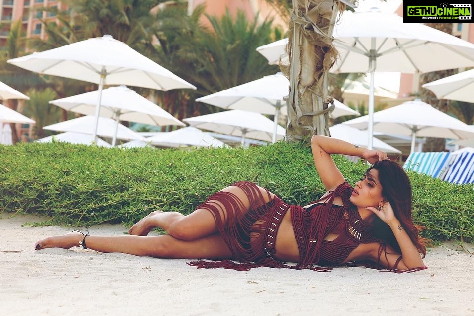Karishma Sharma Instagram - Hum To Yahan Pe Musafir Hai Jo Dhundhe Apni Manzil Ka Pata 🐠🐠 @atlantisthepalm Makeup by @zeenatjaffer.official Shot by by @anoop.devaraj Outfit by @giabianca_couture Atlantis, The Palm