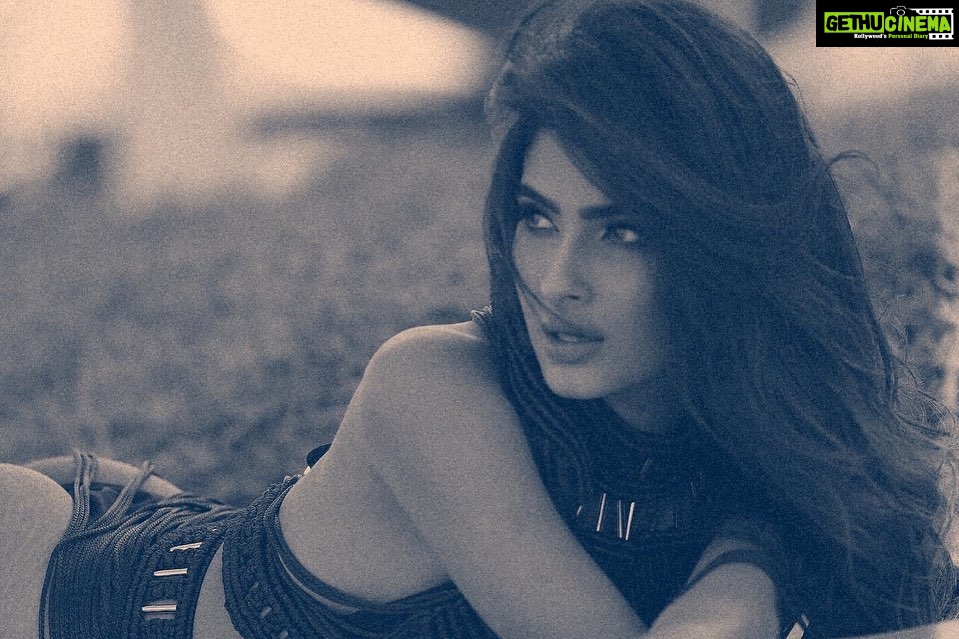 Karishma Sharma Instagram - Hum To Yahan Pe Musafir Hai Jo Dhundhe Apni Manzil Ka Pata 🐠🐠 @atlantisthepalm Makeup by @zeenatjaffer.official Shot by by @anoop.devaraj Outfit by @giabianca_couture Atlantis, The Palm