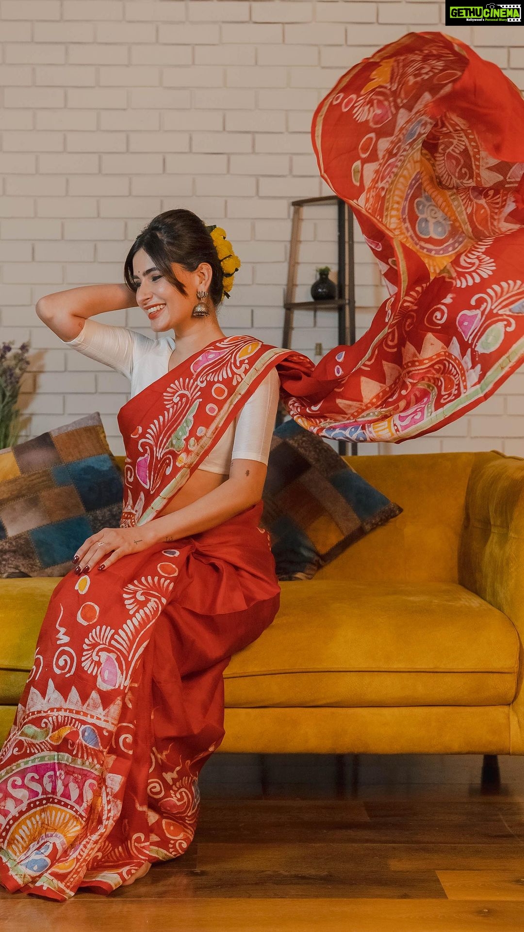 Karishma Sharma Instagram - #Collab With Durga Pujo just round the corner I wanted my skin to look bright and radiant like never before. @garnierindia’s vitamin c range helps you achieve bright, supple & glowing skin in no time. Backed with serious science 🧪 & the goodness of nature🍃, this range has become my go to for instant glow. ⭐ The serum fades dark spot in just 3 days of using it, I’ve experienced it myself! ⭐ Their newest launch the Serum Gel Moisturizer and I’m so impressed with it’s texture, it’s so light weight, non-sticky and gives your skin 12 hour oil control ⭐ The BB Cream not only gives your skin 8 hour moisturization but also has SPF 24 , it brightens skin & gives it an even tone #Garnier #BrightComplete #Serum #Gel #Moisturizer #BBCream #VitaminC #Dullness #DarkSpots