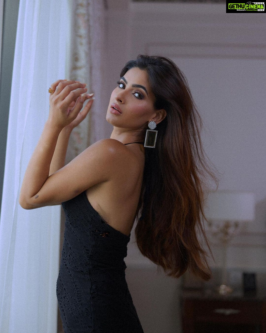 Karishma Sharma Instagram - She is neither good nor bad,
But innocent and wild!
Enshrine her and she dies, who had
The hard heart of a child. @palazzoversacedubai Shot by @anoop.devaraj Makeup by @zeenatjaffer.official Palazzo Versace Dubai