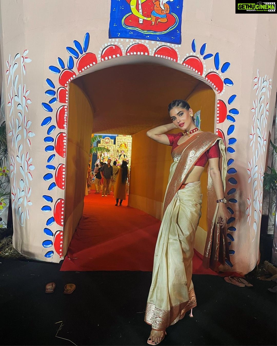 Karishma Sharma Instagram - The sound of dhaak, the rhythm of dhunuchi naach, the smell of kaash, and the touch of golden sun ….. Yes it is the time of the year again – Welcome home, Mother Durga. Be my Durga Pujo, I’ll be your Kolkata..!!