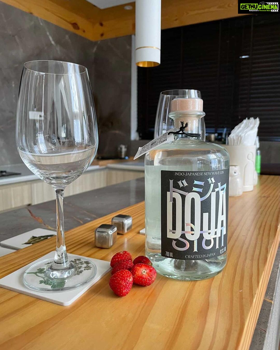 Karishma Sharma Instagram - My homie @jai_anand just came out with @dojadrinks new wave indo-Japanese gin! Cheers! 乾杯!