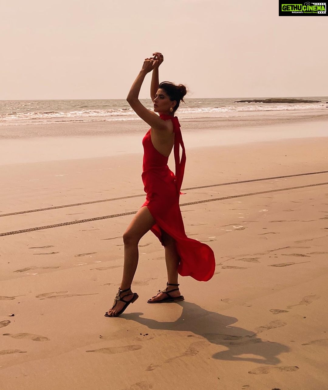 Karishma Sharma Instagram - Say youโll remember me, Standing in a nice dress, staring at the sunset, babe. ๐ซ๐๐ป๐
Money shot by @dollaypop Styled by @dollaypop Outfit by @labelfrow Makeup by @makeupbykhushikhivishra