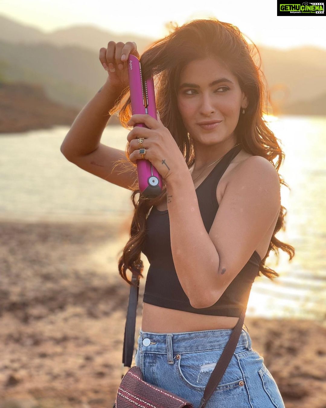 Karishma Sharma Instagram - What’s better than being able to touch up your waves at the beach? 🤷🏻♀️ Dyson Corrale is cordless, travel friendly and does less heat damage- all in one! @dyson_india #DysonIndia#DysonHair#DysonCorrale#Freegift Campaign by @adzione