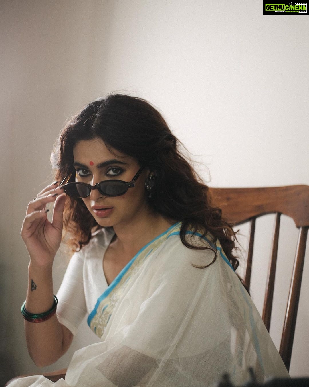 Karishma Sharma Instagram - Taqdeer mein aansu the, fitrat mein hasi, heroine banne aayi thi, khud cinema ban gayi “, A life lived for other lives, Gangubai was an enigma a Phoenix who was reborn from the ashes of that innocent girl from Kathiawad. As a woman I just couldn’t stop myself from whistling and clapping for her. You might not know but even till today in those Red rooms and Brothels hangs a picture on the walls of a Woman dressed in White…..yes Ofcourse She is her! Not there physically but still there telling all her fellow women “Izzat se jeene ka, kisi se darne ka nai, na police se, na MLA se, na mantri se, nahh**wo se. kisi ke baap se nahi darne kaa.” Living that Life she could have easily fled away and could have had her own life like she wanted but she had other plans and rather than starting her own family and life she made the 4000 women of Kamathipura her family and until her last breath she did what she committed to the younger version of herself. Shot by @anannyaj_s Makeup @makeupbykhushikhivishra