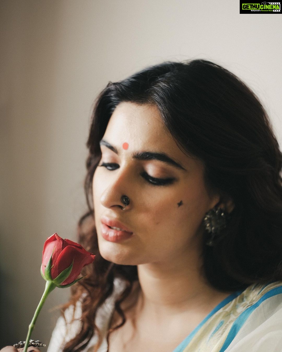 Karishma Sharma Instagram - Taqdeer mein aansu the, fitrat mein hasi, heroine banne aayi thi, khud cinema ban gayi “, A life lived for other lives, Gangubai was an enigma a Phoenix who was reborn from the ashes of that innocent girl from Kathiawad. As a woman I just couldn’t stop myself from whistling and clapping for her. You might not know but even till today in those Red rooms and Brothels hangs a picture on the walls of a Woman dressed in White…..yes Ofcourse She is her! Not there physically but still there telling all her fellow women “Izzat se jeene ka, kisi se darne ka nai, na police se, na MLA se, na mantri se, nahh**wo se. kisi ke baap se nahi darne kaa.” Living that Life she could have easily fled away and could have had her own life like she wanted but she had other plans and rather than starting her own family and life she made the 4000 women of Kamathipura her family and until her last breath she did what she committed to the younger version of herself. Shot by @anannyaj_s Makeup @makeupbykhushikhivishra