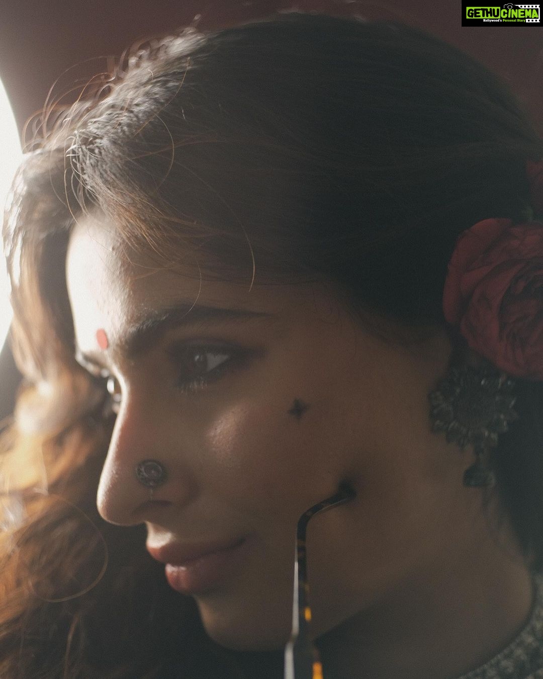 Karishma Sharma Instagram - Taqdeer mein aansu the, fitrat mein hasi, heroine banne aayi thi, khud cinema ban gayi “, A life lived for other lives, Gangubai was an enigma a Phoenix who was reborn from the ashes of that innocent girl from Kathiawad. As a woman I just couldn’t stop myself from whistling and clapping for her. You might not know but even till today in those Red rooms and Brothels hangs a picture on the walls of a Woman dressed in White…..yes Ofcourse She is her! Not there physically but still there telling all her fellow women “Izzat se jeene ka, kisi se darne ka nai, na police se, na MLA se, na mantri se, nahh**wo se. kisi ke baap se nahi darne kaa.” Living that Life she could have easily fled away and could have had her own life like she wanted but she had other plans and rather than starting her own family and life she made the 4000 women of Kamathipura her family and until her last breath she did what she committed to the younger version of herself. Shot by @anannyaj_s Makeup @makeupbykhushikhivishra