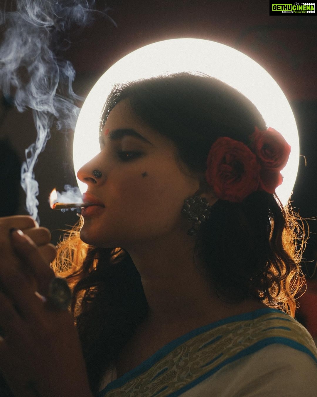 Karishma Sharma Instagram - Taqdeer mein aansu the, fitrat mein hasi, heroine banne aayi thi, khud cinema ban gayi “, A life lived for other lives, Gangubai was an enigma a Phoenix who was reborn from the ashes of that innocent girl from Kathiawad. As a woman I just couldn’t stop myself from whistling and clapping for her. You might not know but even till today in those Red rooms and Brothels hangs a picture on the walls of a Woman dressed in White…..yes Ofcourse She is her! Not there physically but still there telling all her fellow women “Izzat se jeene ka, kisi se darne ka nai, na police se, na MLA se, na mantri se, nahh**wo se. kisi ke baap se nahi darne kaa.” Living that Life she could have easily fled away and could have had her own life like she wanted but she had other plans and rather than starting her own family and life she made the 4000 women of Kamathipura her family and until her last breath she did what she committed to the younger version of herself. Shot by @anannyaj_s Makeup @makeupbykhushikhivishra