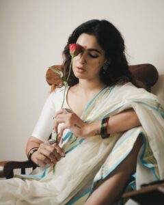 Karishma Sharma Instagram - Taqdeer mein aansu the, fitrat mein hasi, heroine banne aayi thi, khud cinema ban gayi “, A life lived for other lives, Gangubai was an enigma a Phoenix who was reborn from the ashes of that innocent girl from Kathiawad. As a woman I just couldn’t stop myself from whistling and clapping for her. You might not know but even till today in those Red rooms and Brothels hangs a picture on the walls of a Woman dressed in White…..yes Ofcourse She is her! Not there physically but still there telling all her fellow women “Izzat se jeene ka, kisi se darne ka nai, na police se, na MLA se, na mantri se, nahh**wo se. kisi ke baap se nahi darne kaa.” Living that Life she could have easily fled away and could have had her own life like she wanted but she had other plans and rather than starting her own family and life she made the 4000 women of Kamathipura her family and until her last breath she did what she committed to the younger version of herself. Shot by @anannyaj_s Makeup @makeupbykhushikhivishra