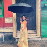 Karishma Sharma Instagram - It is said that kolkata lives in its streets. North Kolkata stands witness to the history of this city. Walking through it by lanes one enters a world where the old and new co-exist. In the olden days, mansion with a rebellious history and a unique blend of architecture. Kolkata and wearing a Sari just goes hand in hand. I literally feel I get deported to an old era.