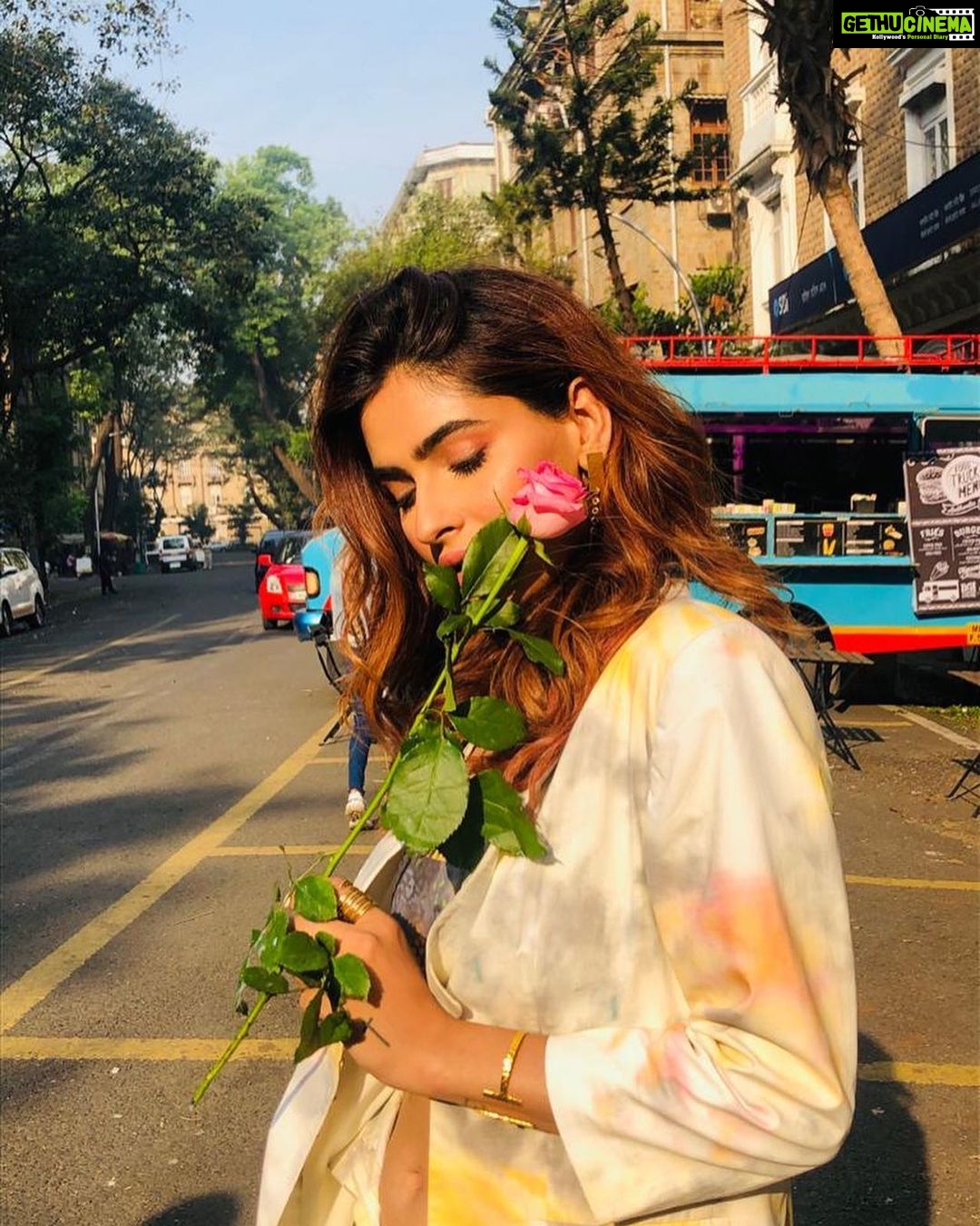 Karishma Sharma Instagram - Set life 👑 best life ♥️ Miss being on one, manifesting to be on one, everyday all day , hustleeeeee till I whistle to my own hit 😁