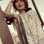 Karishma Sharma Instagram - जब चाँद ने फ़लक़ को चूमा होगा, तब खुदा को तेरी सूरत आई होगी। उस रात कहीं कुछ तो टूटा होगा, फिर कहीं जा के ये मुकम्मल शाम हुई होगी।