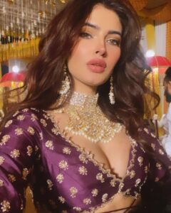 Karishma Sharma Instagram - ISHQ, jo tufani duniya se bagawat karjaye woh ishq, bharay darbar mein jo duniya se lad jaae woh ishq, jo mehboob ko dekhe toh khuda ko bhul jaae woh ishq. Outfit by @karishmaashita