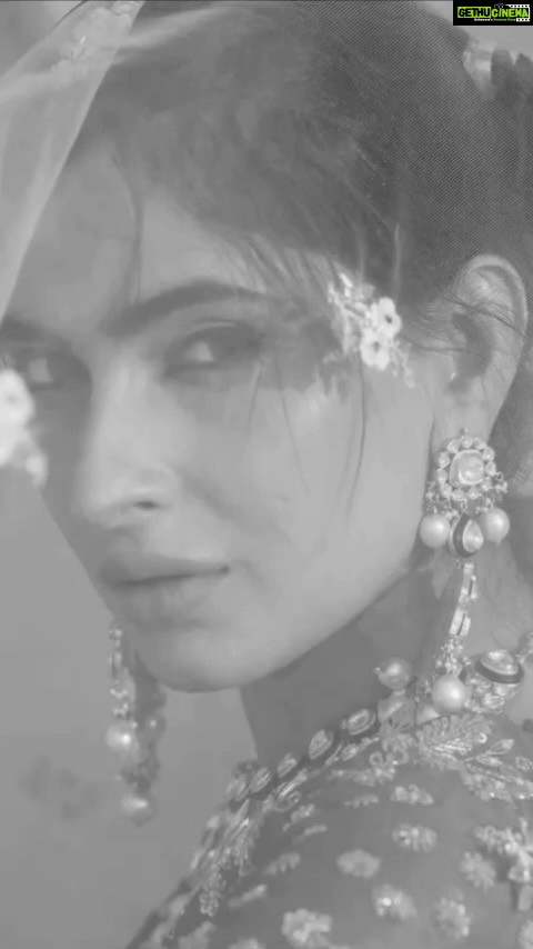 Karishma Sharma Instagram - Guysssss, after all the love you guys gave to my last singing reel, I thought I’ll upload something I sang a few days ago. It’s one of my favourite songs 💛✨ Hope you like it 😁 Should I do more singing reels? Comment and tell me your views 🌝🌝 सपनों का शहर मुंबई