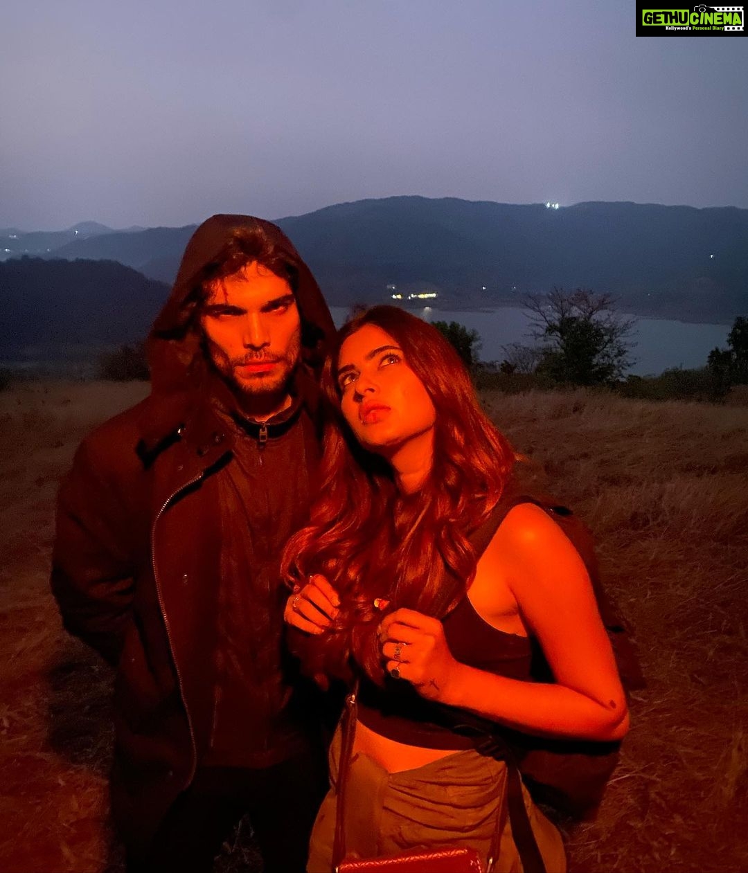 Karishma Sharma Instagram - And it’s wrap! 1st Schedule ♥️ A rocky but fun journey, filled with pit stops of excitement and a different lifestyle without any internet, sure made me realise that it was an undoubtedly fun journey. I have immense gratitude for this wonderful journey. We had our own set of questions and the magic we created! It was beyond comparison! Can’t wait for you all to know more about this journey! @joshi_sankalp @artrepreneur.khan @beingbombay @desiboychronicles @rishabhsawhneyyyy