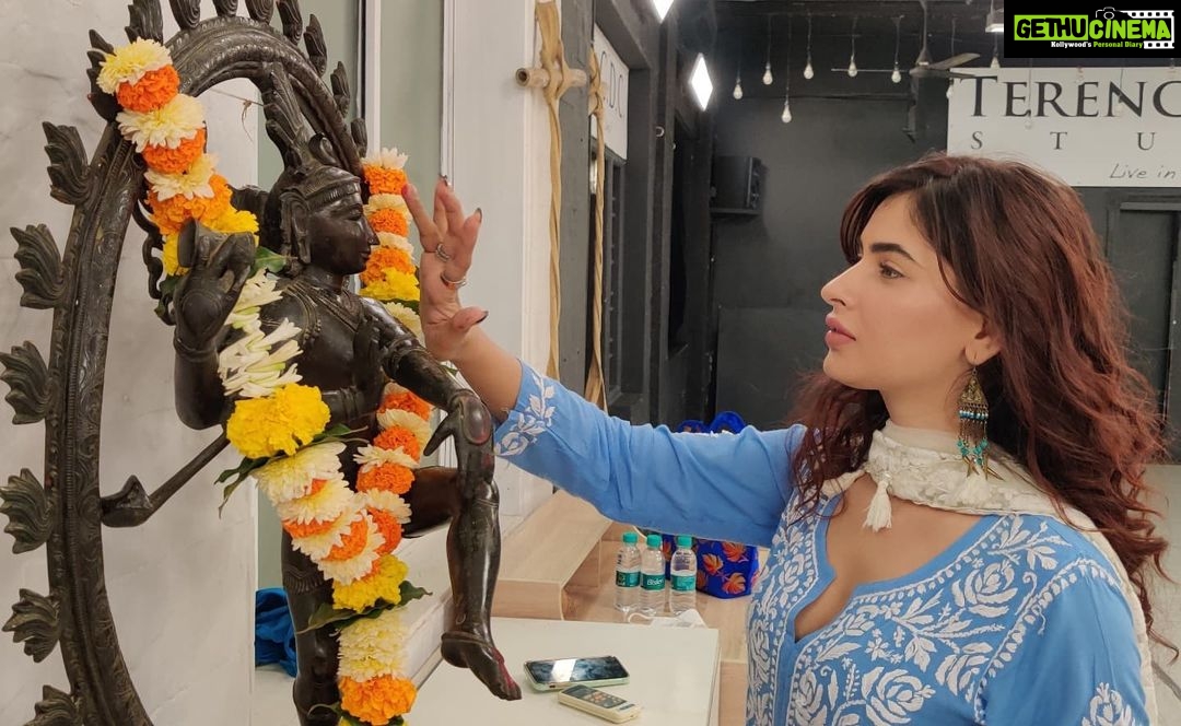 Karishma Sharma Instagram - From racing our hearts with her portrayal in the horror show ragini mms 2 to making us laugh in pyaar ka punchnama 2 and being a stunning guest comedian at the Kapil Sharma show and comedy circus Karishma Sharma has proven to be a heartthrob of the millennials. Iβm ecstatic to be teaching her the kala of Kathak πΈππ» Nateshwar Nritya Kala Mandir - Kathak Institute of Late Natraj Gopi Krishna