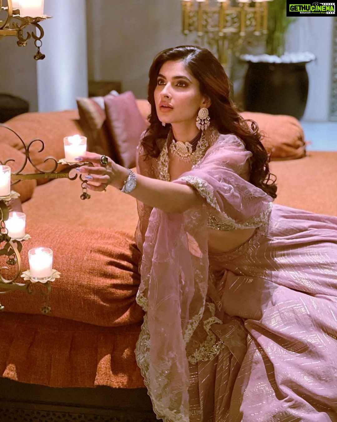 Karishma Sharma Instagram - Ek nayi si dosti aasmaan se ho gayi Zameen mujhse jal ke Munh bana ke bole Tu bigad rahi hai Collaborated with @all_mea and lived the Limitless life at Fairmont Jaipur . Now you too can become a Millionaire member of ALL. Simply follow @all_mea to stay updated with limitless offers and a chance to win 1M reward points. @all_mea @fairmontjaipurindia Makeup: @kumbhat.muskaan @anjubalasingh Hair @surajsainhairstylist35 jewellery @viariaccessories Outfit @karishmaashita #Fairmont #FairmontHotels #FairmontJaipur #FairmontMoments #ThatFairmontFeeling #AccorLuxe #ALL #Accor #ALLSAFE #millionairebyall
