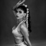 Karishma Sharma Instagram - Channelising my inner Retro Diva. Outfit by @karishmaashita Photographer- @abeemanyousee Makeup -@makeupbykhushikhivishra Hair by -@hairbyarifa