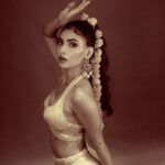 Karishma Sharma Instagram - Channelising my inner Retro Diva. Outfit by @karishmaashita Photographer- @abeemanyousee Makeup -@makeupbykhushikhivishra Hair by -@hairbyarifa