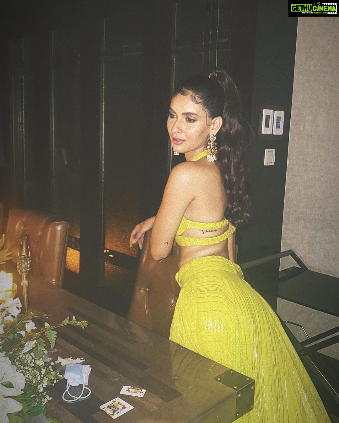 Karishma Sharma Instagram - This Diwali don’t burst patakhas...be one!! Wish you and your loved ones a very happy, fun, joyful and loving Diwali. 🪔🪔 Outfit by @karishmaashita Make by @makeupbykhushikhivishra Hair by @hairbyarifa #diwali #dontburncrackers #lights #sweets