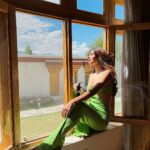 Karishma Sharma Instagram – Why not more poems about the sun? The sun is also a star, and it’s our most important one. That alone should be worth a poem or two.
🌞🌞

#lehladakh #leh #travel #sun #stars Leh Ladakh – The Land of High Passes