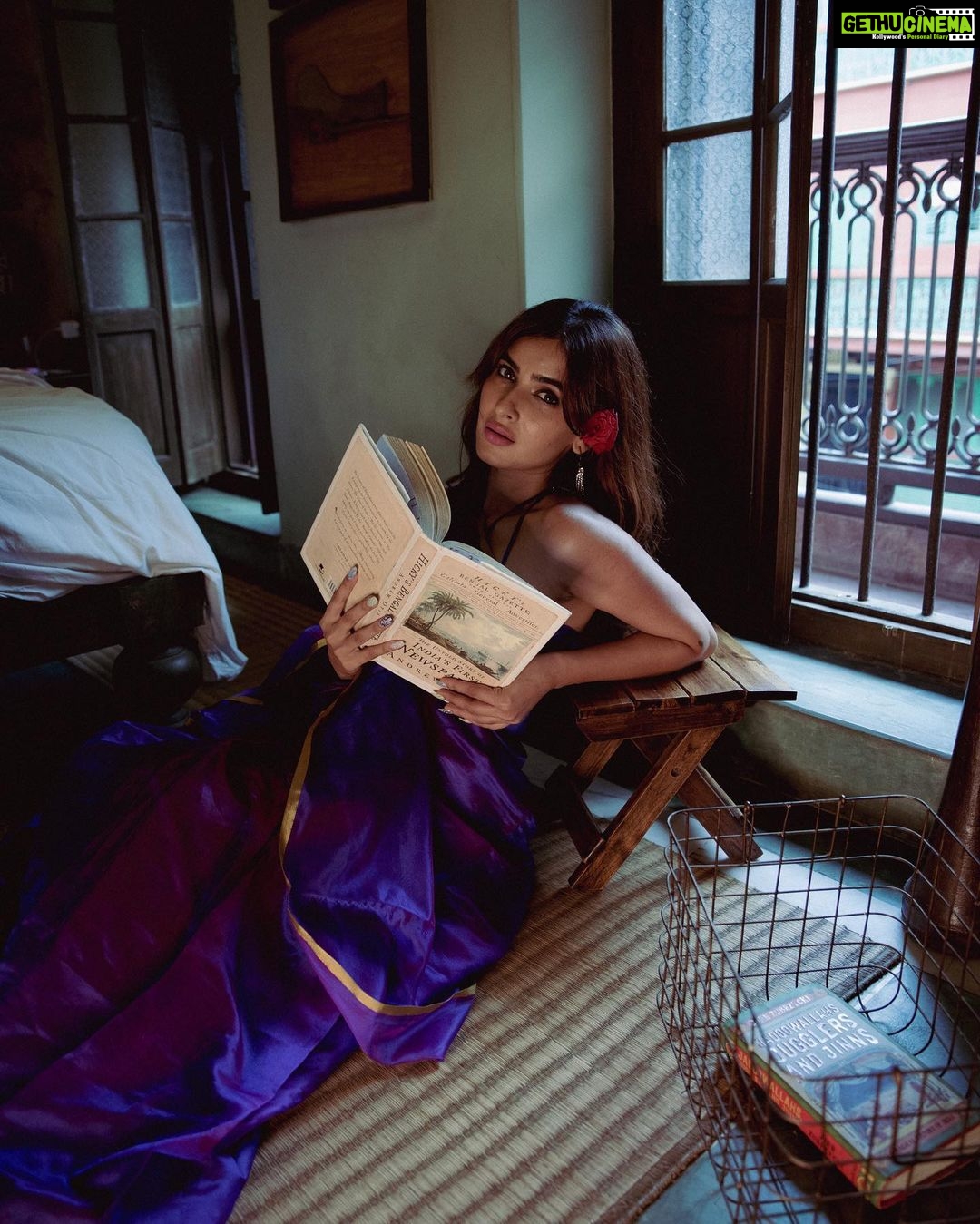 Karishma Sharma Instagram - Jo Aankhen keh deti hai, uske aage lafzo ka darja kya? Shot by- @ashlensingh Makeup - @makeupbyrochona Hairstyling - @makeupartistbappa Styled by- @stylemefarakh Assisted by- @styledbymahikah & @7_isha