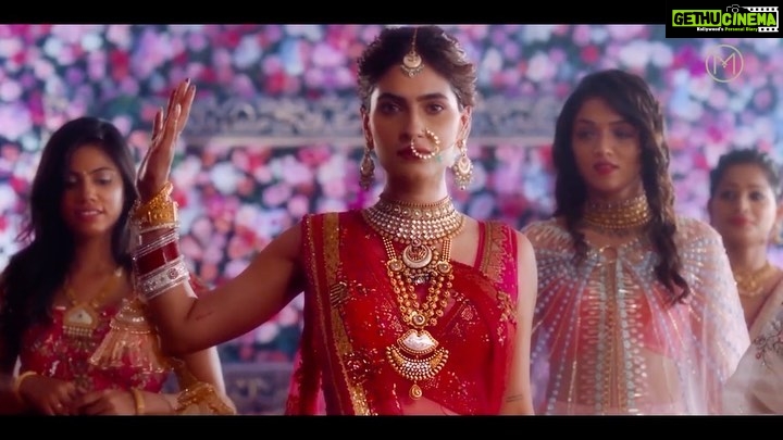 Karishma Sharma Instagram - My new ad for @malabargoldanddiamonds is finally out π directed by @kookievgulati Happy to share the screen with @anilskapoor @kareenakapoorkhan A big hug and thank you to the entire team for making this happen. @amit_24_singh Styled by @vibhutichamria Makeup by @im__sal