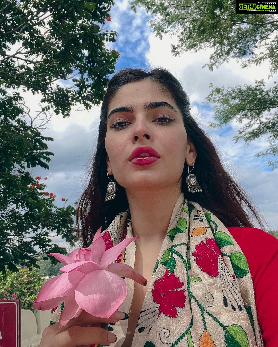 Karishma Sharma Instagram - Take a break, Rejuvenate, Refresh, Rediscover yourself with the best crew. Sri Sri Ravishankar Ashram